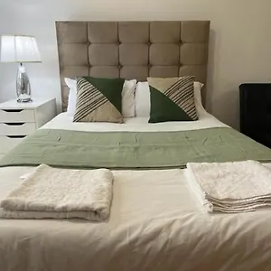 Ensuite With Kitchen Ext Large With Balcony In Zone 2 Apartamento